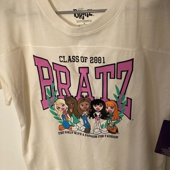 Bratz class of 2001 short sleeve t- Shirt in size Medium. Brand new - Picture 4 of 5